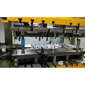 matrice d'estampage efficace pour plaque de recouvrement